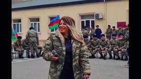Азербайджанская певица выступила перед солдатами