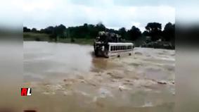 Мощный речной поток сносит автобус, полный людей