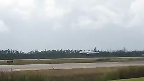 Пассажирский самолет приземлился на Багамах без передней стойки шасси