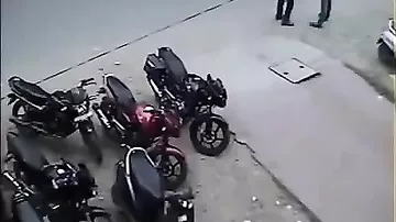 Как угоняют мотоциклы в Индии