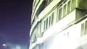 Падение мужчины с 5 этажа попало на видео в Алматы