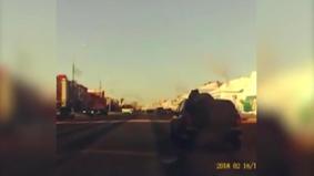 Вскочил на капот, разбил стекло и на ходу остановил водителя: полицейского-героя засняли на камеры