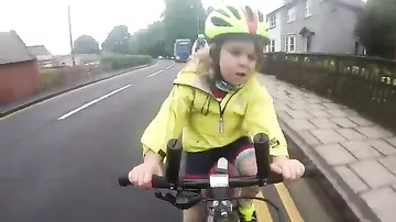 Малышка на велосипеде поблагодарила водителя грузовика жестом и стала звездой