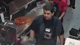 Работник пиццерии продемонстрировал отличную реакцию, поймав падающую на пол пиццу