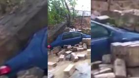 В Баку каменный забор рухнул на автомобили