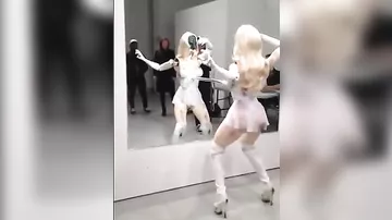 Робот танцовщица