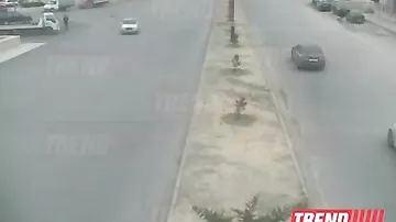 В Баку перевернулся легковой автомобиль