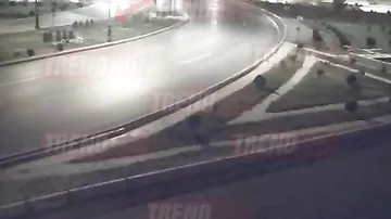 В Баку автомобиль на высокой скорости врезался в фонарный столб