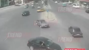 На одном из проспектов Баку легковой автомобиль столкнулся с автокраном