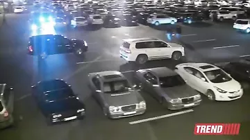 В Баку автомобиль на большой скорости сбил пешехода