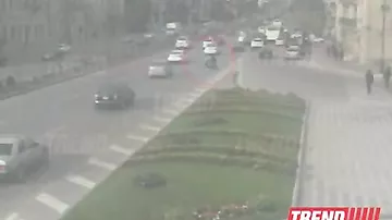 В Баку мотоциклет столкнулся с микроавтобусом