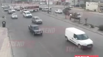 В результате ДТП в Баку автомобиль выбросило с дороги