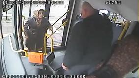 Otobüs şoförü ile kadın sürücünün yumruklaşma anı kamerada