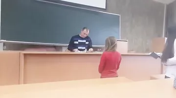 Преподаватель проверяет лекции