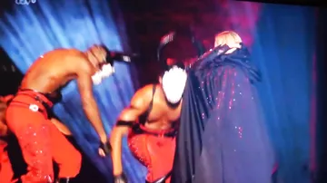 Мадонна упала со сцены вниз головой во время своего выступления на Brit Awards