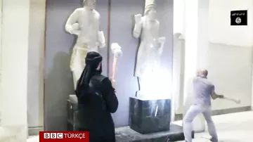 IŞİD militanları Musul Müzesi'nde heykelleri parçaladı