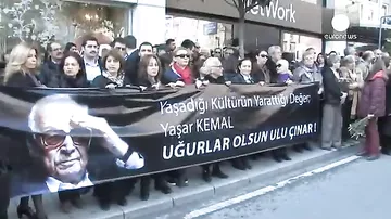 Турция: похороны писателя Яшара Кемаля