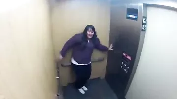 Korkunç asansör şakasında sonunda olan oldu