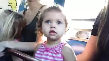 Roller Coaster'a ilk defa binen küçük kızlar