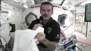 Как моют руки в космосе
