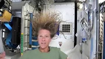 Женщина-астронавт показала, как моют голову в космосе