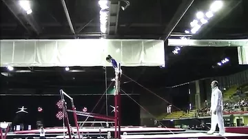 Тренер дважды спас гимнастку от жёсткого падения