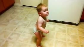 Yürümeyi öğrenmeden dans etmeyi öğrenen bebek