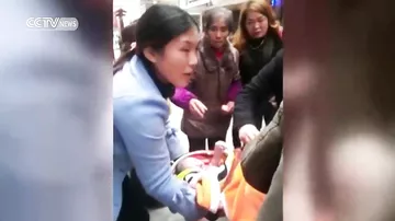 Китаянка родила ребенка прямо на улице