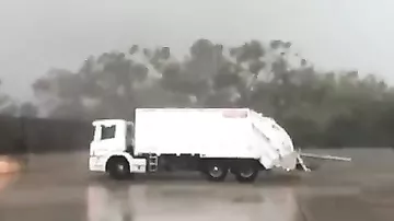 Мощный торнадо унес грузовик в Австралии