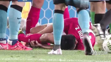 Страшная травма китайского защитника в матче с "Барселоной"