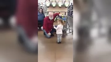 Маленькая девочка ошибочно принимает покупателя за Деда Мороза