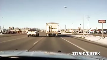 Полицейский героически спас водителя грузовика