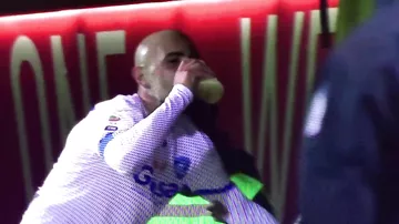 Футболист "Эмполи" выпил пива из стакана болельщика, празднуя гол