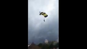Бразильский Санта-Клаус неудачно прыгнул с парашютом