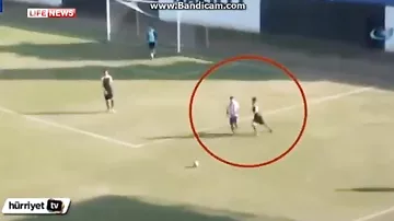 В Турции футболист пнул в лицо лежащего на газоне соперника