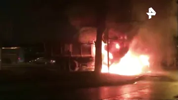 В Петербурге многотонный грузовик сгорел до тла в результате ДТП