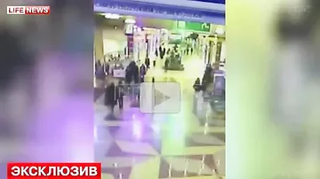 Падение люстры на людей в ТЦ в Сургуте попало на видео