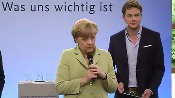 Angela Merkel müsəlman qızı ağlatdı
