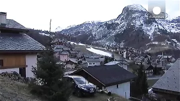 Жители горнолыжных курортов отдают снег туристам