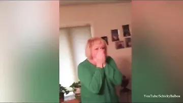 Реакция бабушки, которая впервые увидела свою внучку, стала хитом интернета