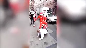 Санта Клаусы устроили массовую драку на улице Нью-Йорка