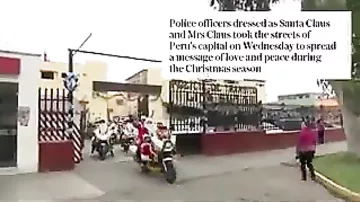 В Перу полицейские вышли на работу в костюмах Снегурочки и Деда Мороза