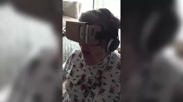 Бабушка пришла в восторг от очков виртуальной реальности