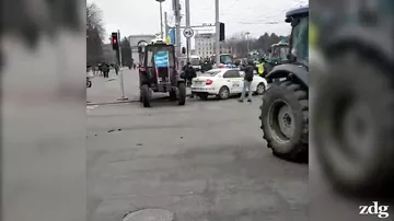 Etirazçılar traktorlarla parlament binasına girmək istədilər