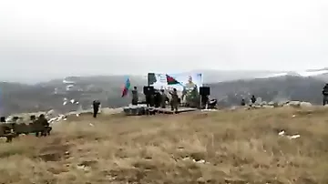 Азербайджанские солдаты танцуют "Яллы" на Джыдыр дюзю в Шуше, звучит "Баяты Шираз"