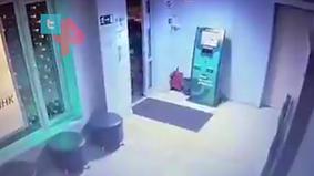 Камера сняла, как напавшая на полицию банда украла банкомат на Кубани