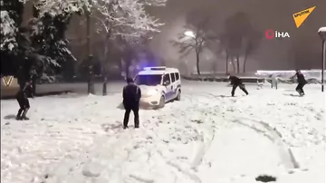 Полиция Турции играет в снежки