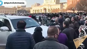 Ermənistanda etirazçılar yolu bağladılar