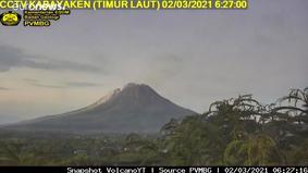 Момент извержения вулкана в Индонезии попал на камеру