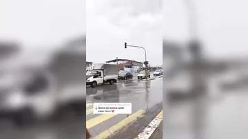 Qırmızı işıqda soyunub əcaib hərəkətlər edən qız ələ salındı